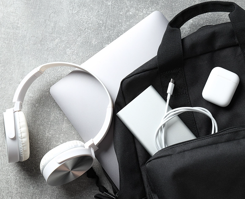 Auriculares, portátil y batería externa.