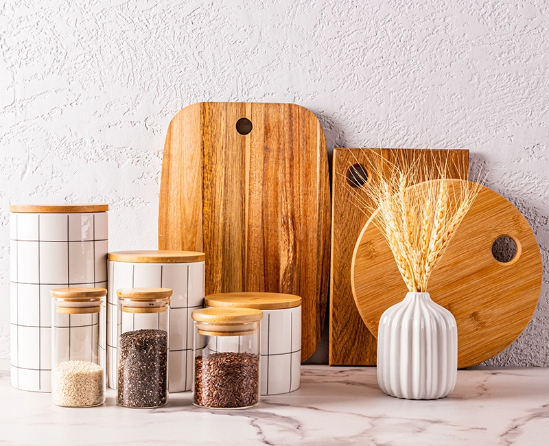 Botes y tablas de madera de cocina.